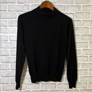 Women’s Light Weight Sweater, fitted, black long sleeve- medium